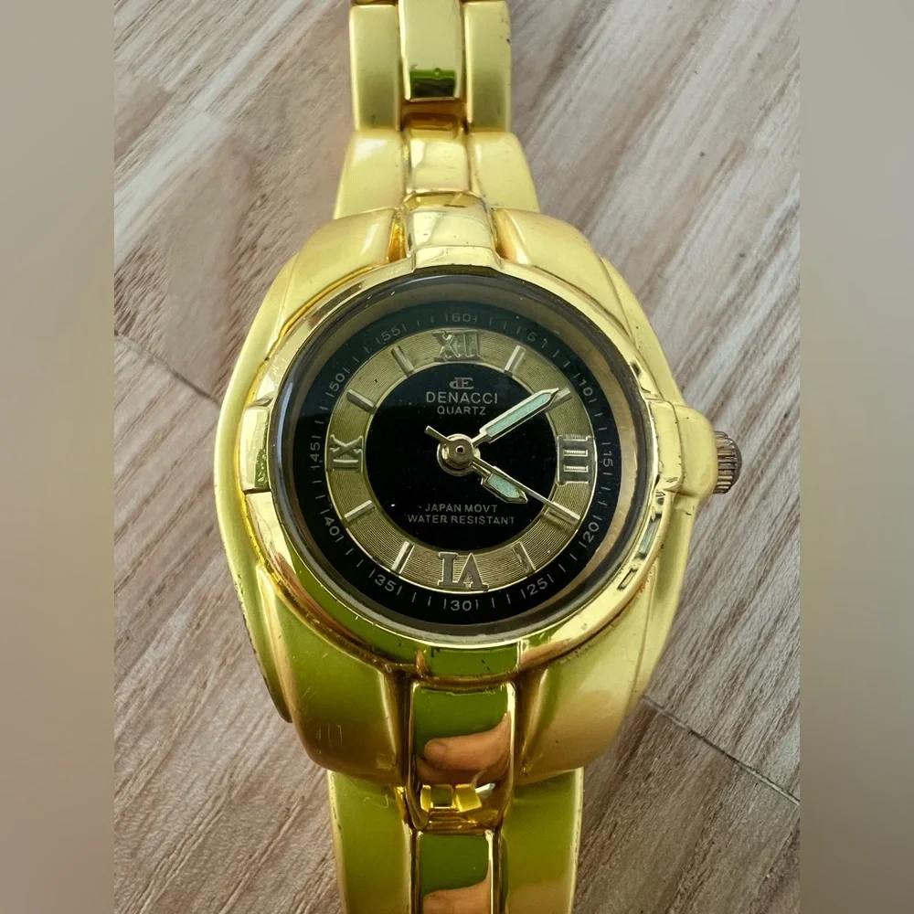 Vintage denacci ladies gold tone watch NEW BATTERY